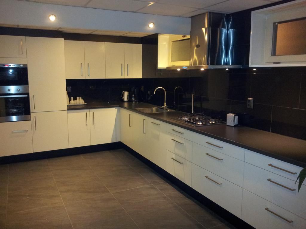 Bed & Kitchen Den Oever Ruang foto