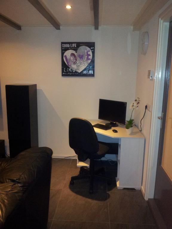 Bed & Kitchen Den Oever Ruang foto